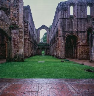 Fountains Abbey, North Yorkshire, UK.
Analogue image on expired (2006) Fujichrome Velvia using a 75-year-old Zeiss Ikon Nettar

#analoguephotography #zeissikonnettar #zeissikon #landscape #rpsanalogue #rpsanaloguegroup @rpsanalogue