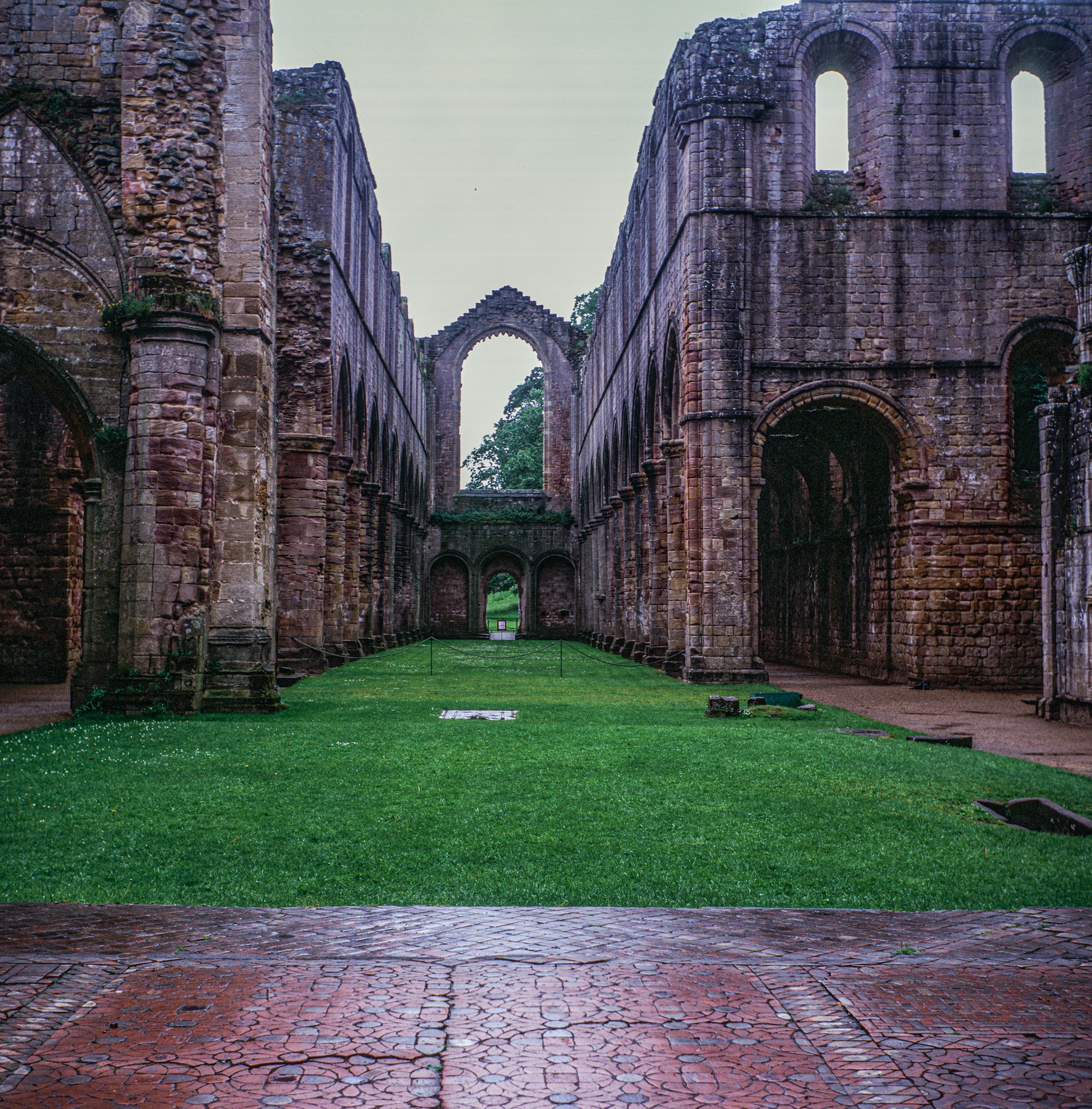 Fountains Abbey, North Yorkshire, UK.
Analogue image on expired (2006) Fujichrome Velvia using a 75-year-old Zeiss Ikon Nettar

#analoguephotography #zeissikonnettar #zeissikon #landscape #rpsanalogue #rpsanaloguegroup @rpsanalogue
